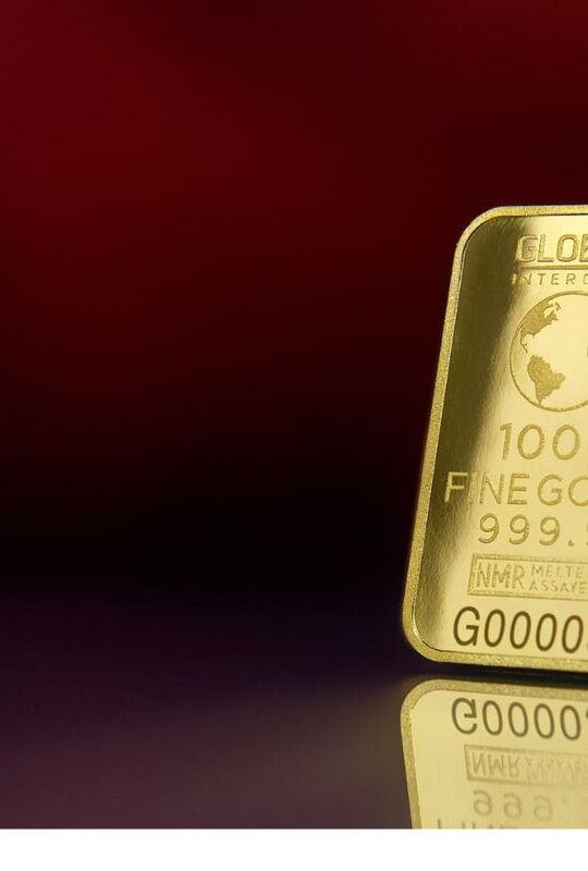 Bild mit einem aufrechtstehendem Goldbarren