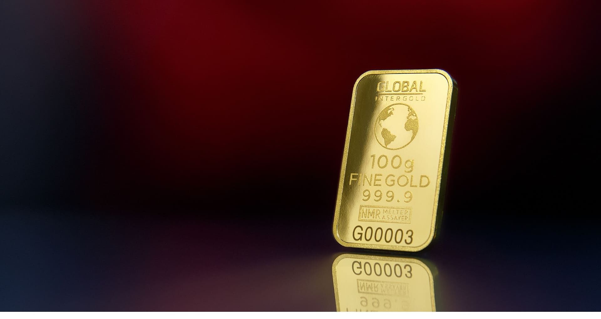 Bild mit einem aufrechtstehendem Goldbarren